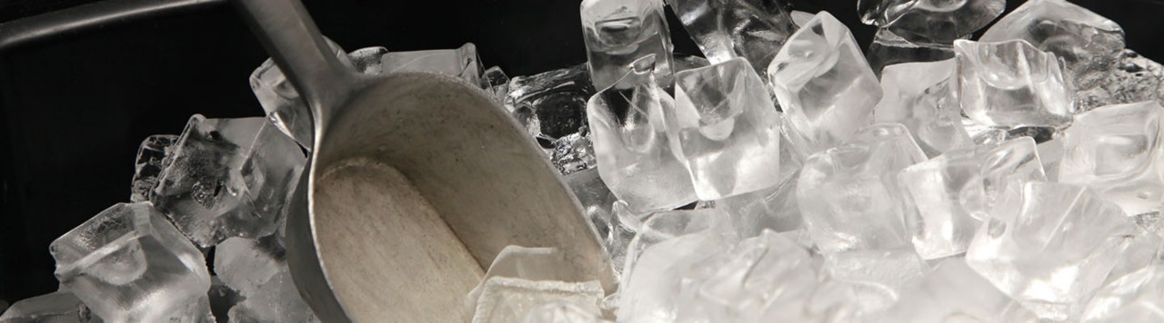 1440 × 400像素的冰横幅，制冰机中的冰勺，商业网站