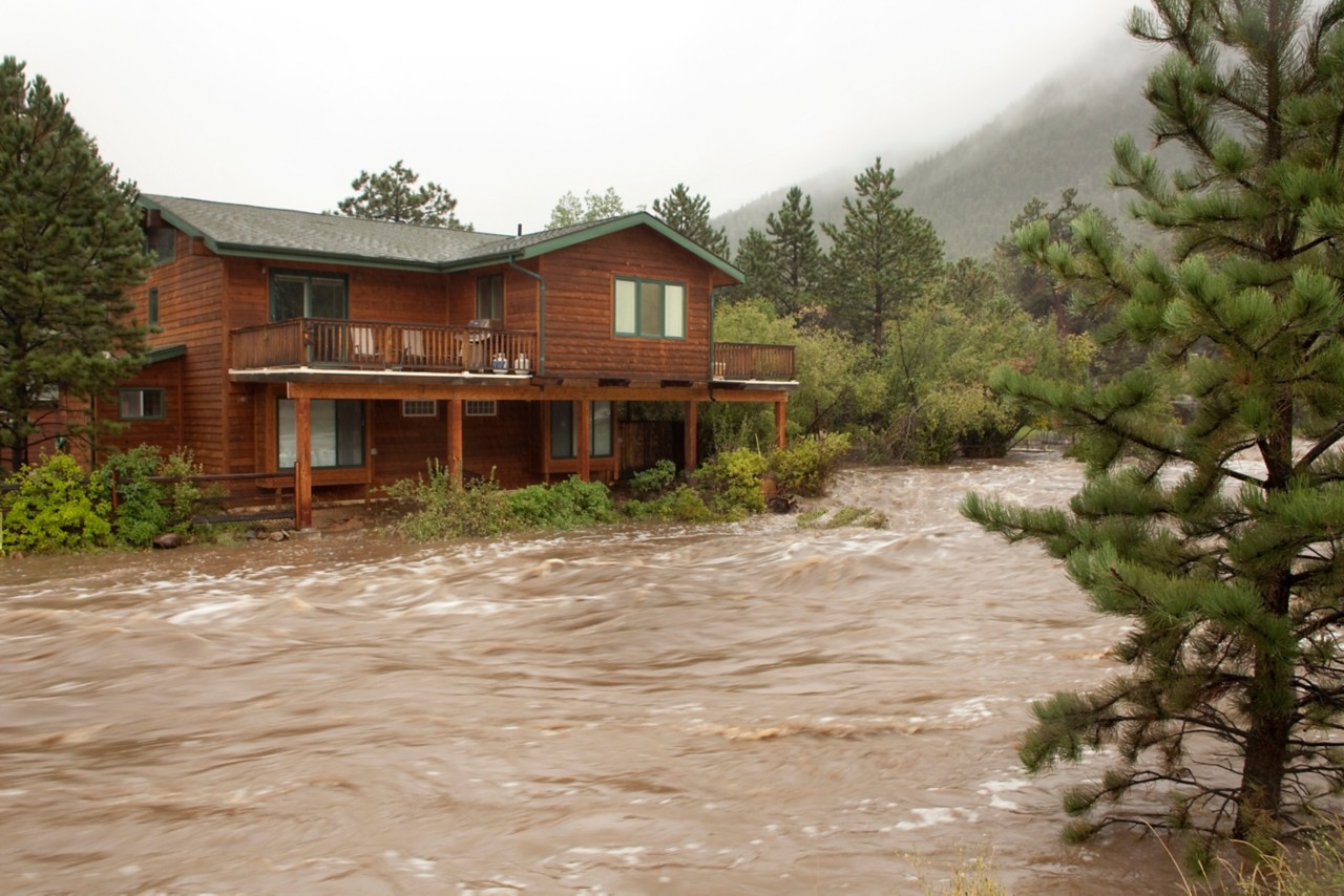 2013年9月12日,随着大雨的下降,一个家的后院变成一个运行在埃斯蒂斯帕克,科罗拉多。经过三天的坚实的降雨,背后的大汤普森通常只是流动的河家银行了。