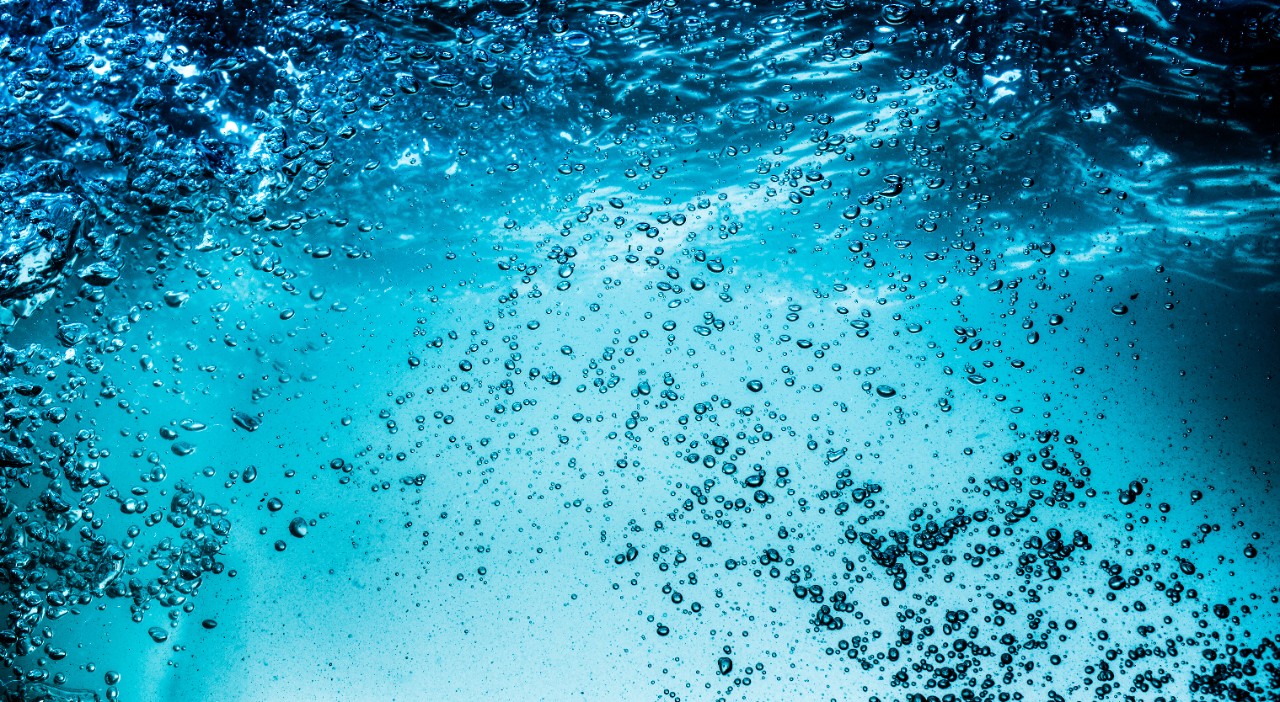 蓝色-水-关闭- -明显的泡沫——抽象水平- 4556 x2500 -图像文件