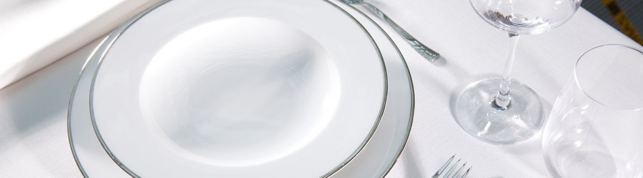 1440 × 400像素的洗碗横幅，盘子放在酒店餐桌上，商业网站