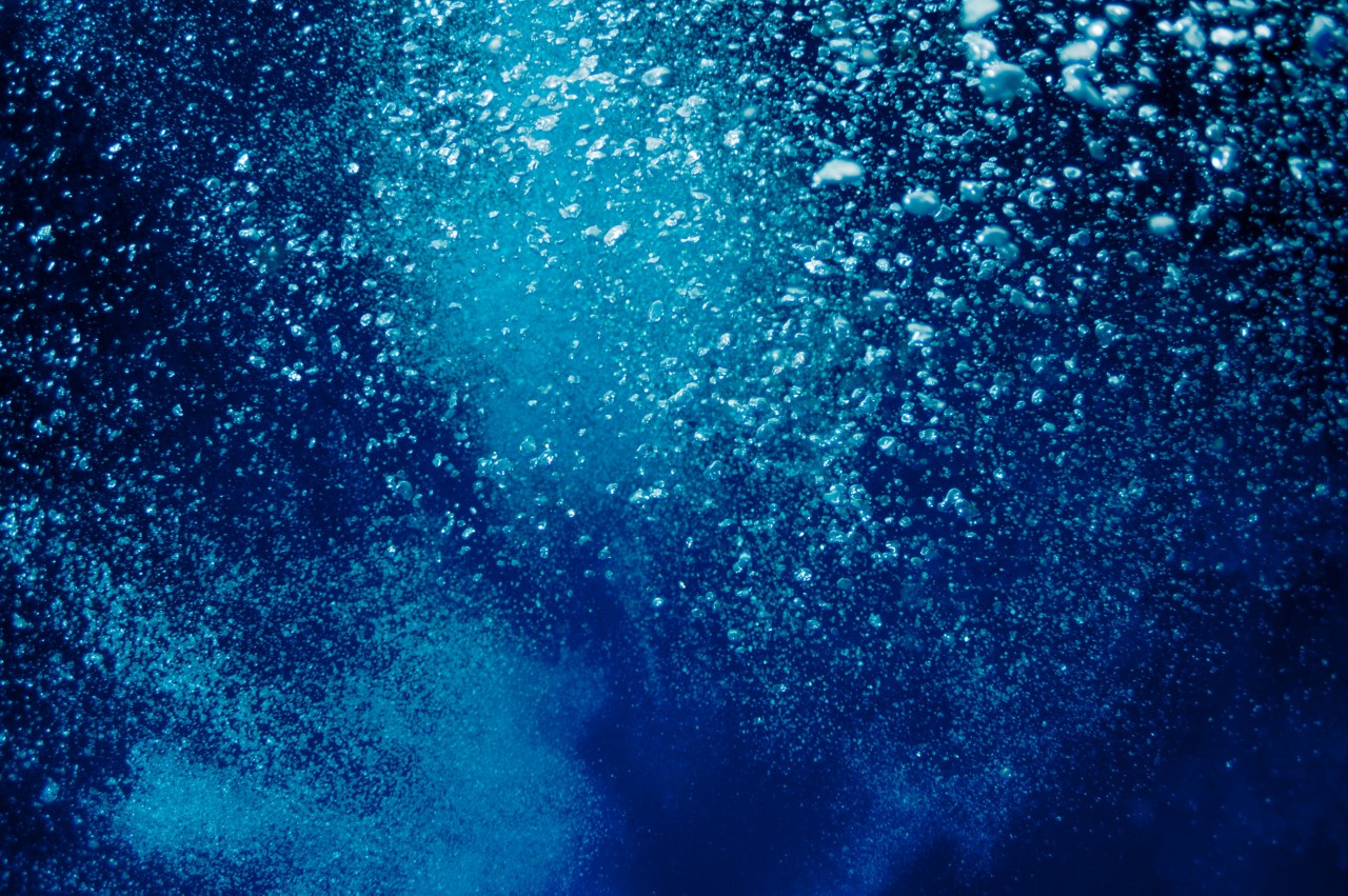 这幅图显示了从蓝色海洋深处升起的水下气泡;Shutterstock ID 121975975