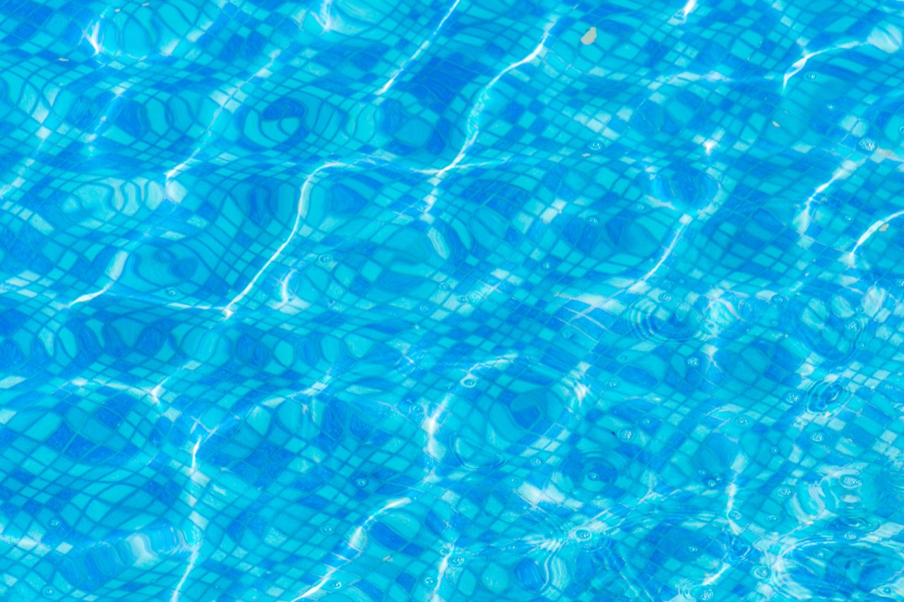 泳池里蓝色的水的纹理