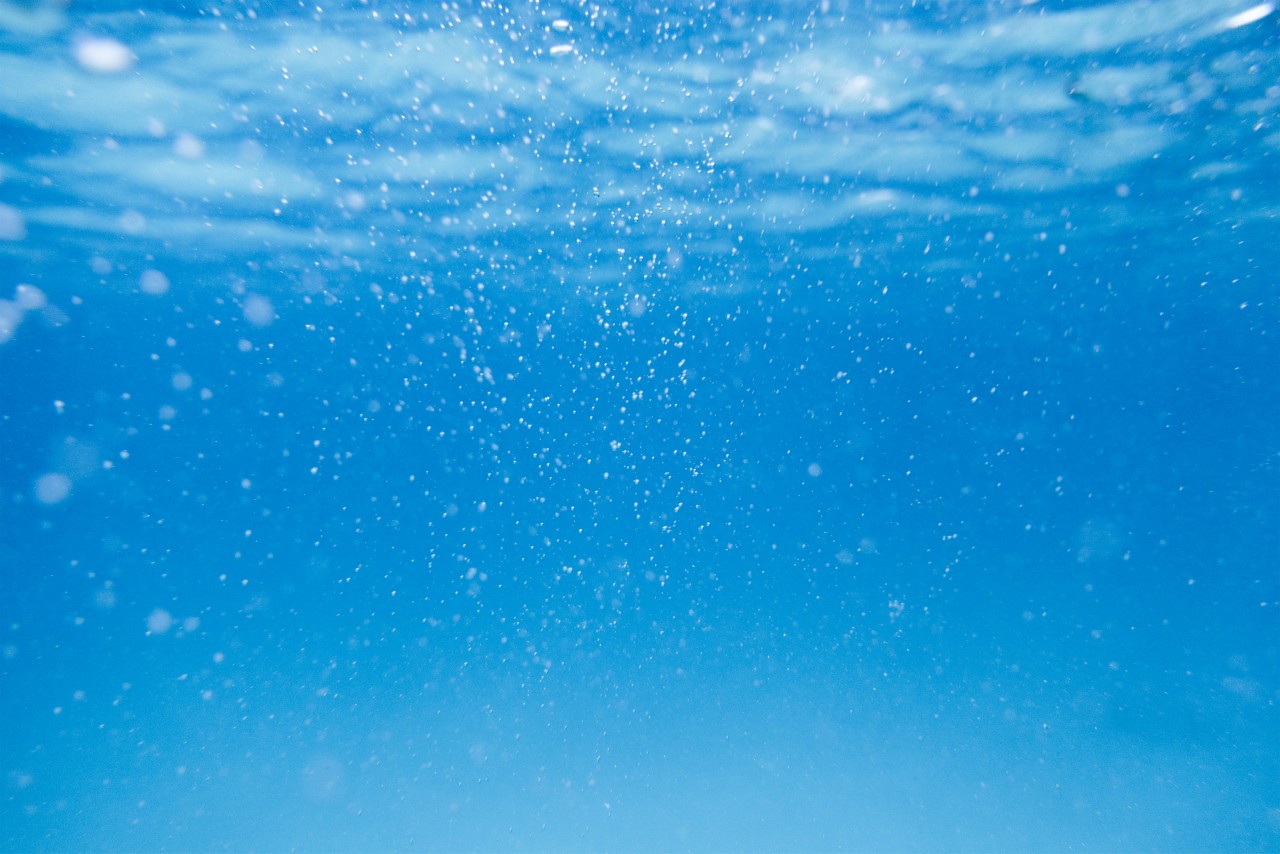 下-水-明亮的蓝色泡沫- -海洋水平- 5002 x3335 -图像-文件- 518174538