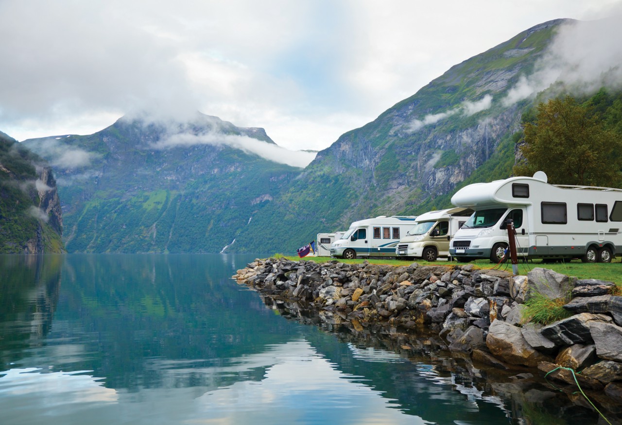 挪威Geirangerfjord露营地的房车;Adobe股票:35642128