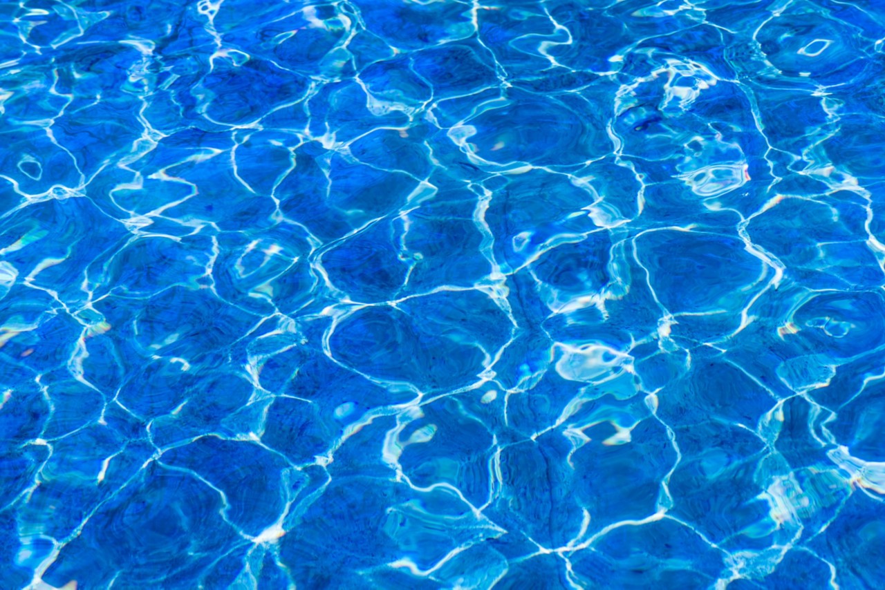 清澈干净的水。近距离观察新鲜，干净，清澈和凉爽的水。暑假邀请。蓝色和白色，光、影和反射的游戏＂title=