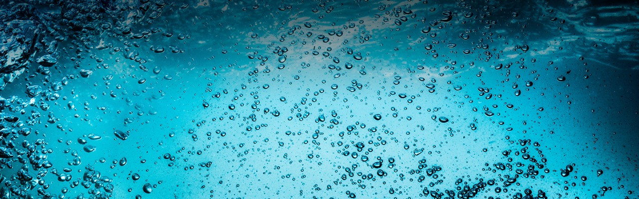 泡沫-在明确-蓝色-水-近水平- 1440 - x450图像文件