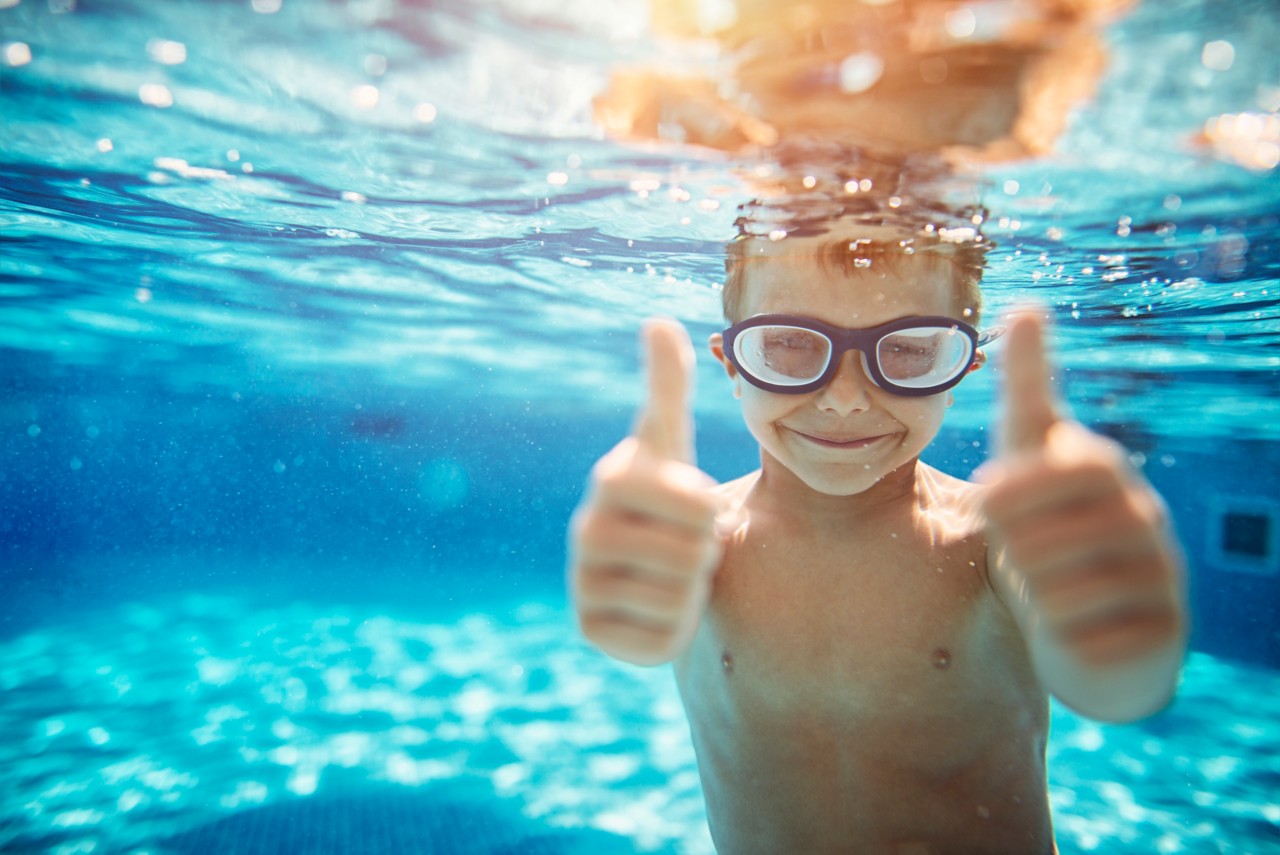 年轻的男孩——-护目镜——水下游泳-蓝色-池-拇指水平- 7360 x4912 -图像-文件- 670950038