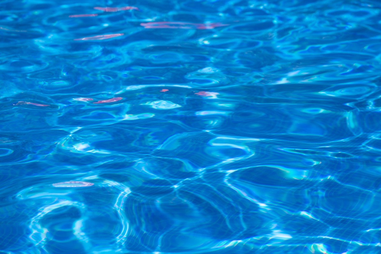 2013年，哥斯达黎加马塔帕洛游泳池里亮蓝色的涟漪＂class=