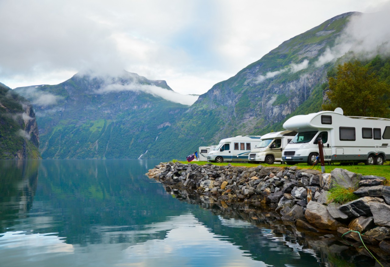 挪威Geirangerfjord露营地的房车;Adobe股票:35642128”class=
